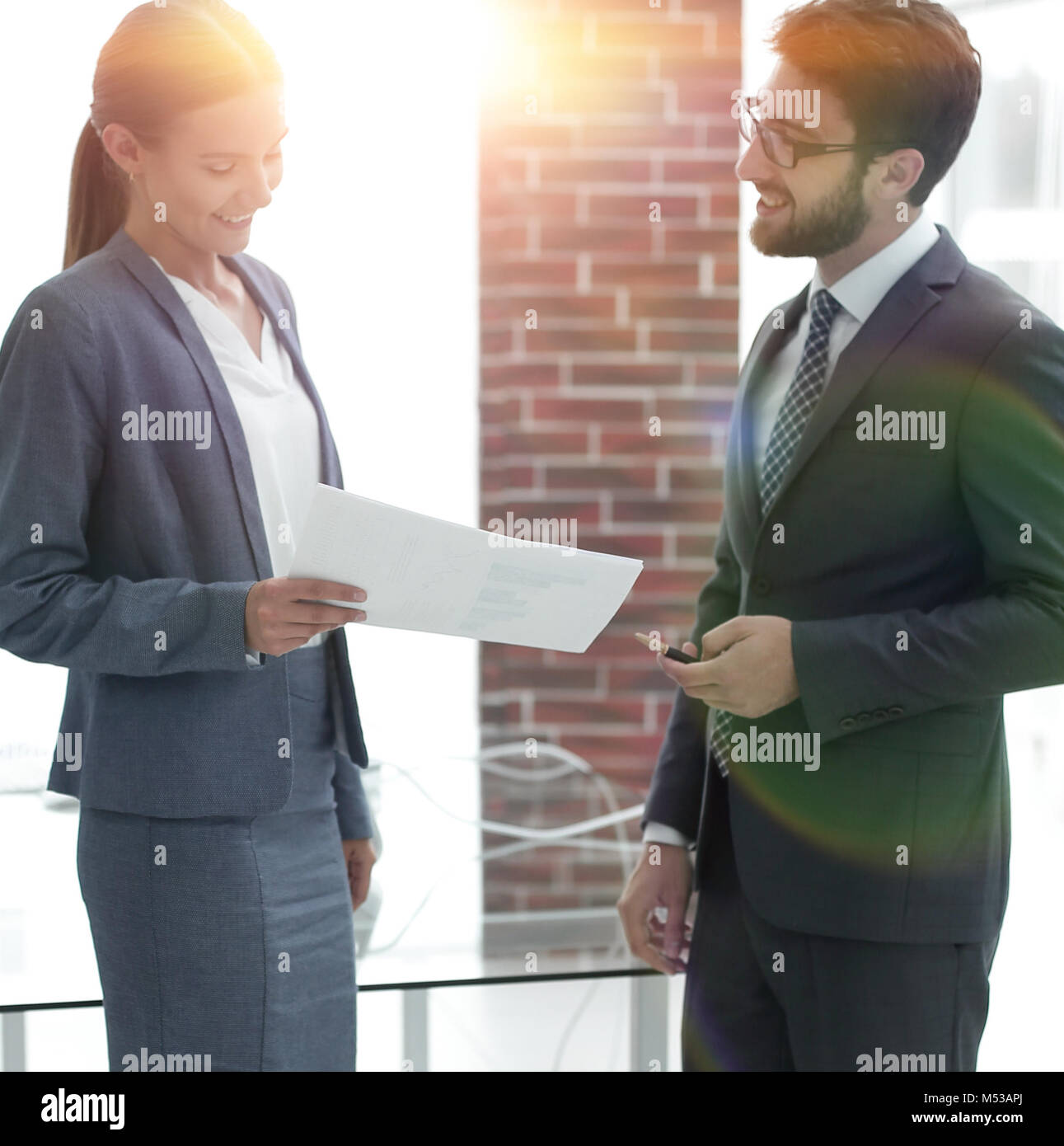 I dipendenti discutono i documenti importanti Foto Stock