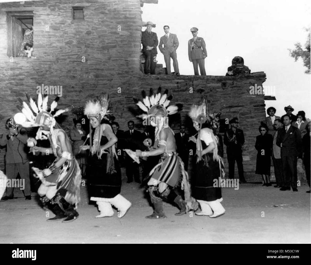 Grand Canyon ballerini a Hopi House . Sua Maestà lo Scià dell'Iran Mohammad Reza Pahlavi, brigadiere generale A.H. HEDJAZI, MILITARE AIDE, e sovrintendente HAROLD C. BRYANT GUARDA HOPI danza indiana, PRESENTATO AL HOPI HOUSE (vicino a Foto Stock