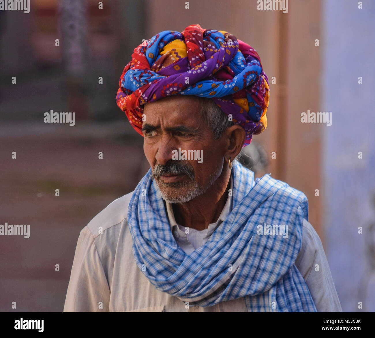 Rajasthani l uomo con il suo vivace turbante, Rajasthan, India Foto Stock
