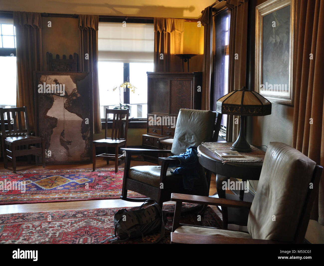 Grand Canyon Simposio Cronologia Storica Kolb Studio . Vista del residence soggiorno con fotografia di Kolb fratelli penzolanti dalle corde tra un gap in Foto Stock