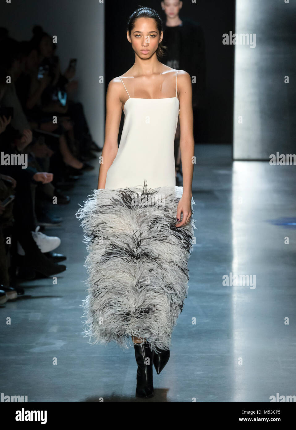 NEW YORK, NY - 11 Febbraio 2018: Yasmin Wijnaldum passeggiate la pista al Prabal Gurung Autunno Inverno 2018 fashion show durante la settimana della moda di New York Foto Stock