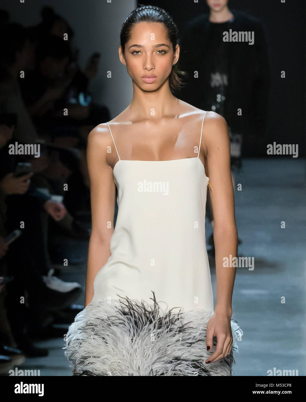 NEW YORK, NY - 11 Febbraio 2018: Yasmin Wijnaldum passeggiate la pista al Prabal Gurung Autunno Inverno 2018 fashion show durante la settimana della moda di New York Foto Stock