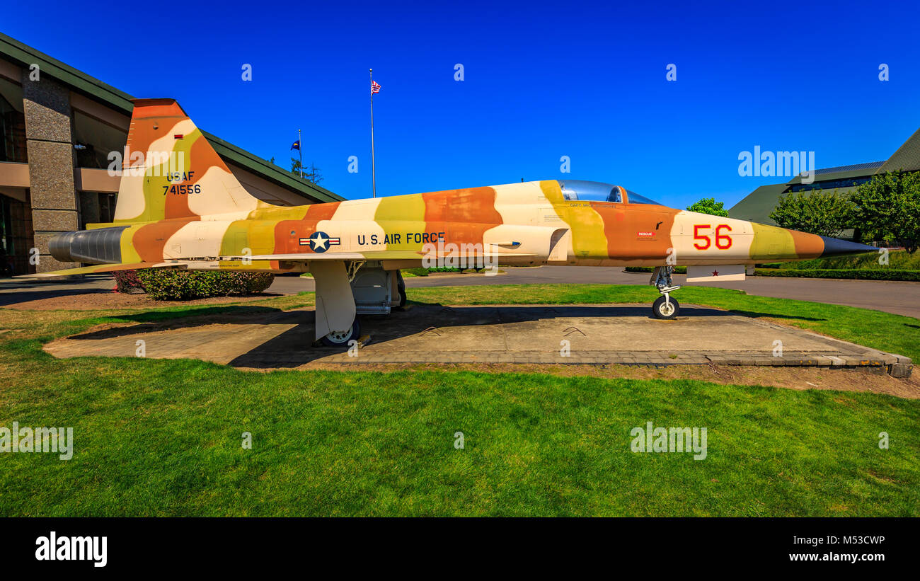 McMinnville, Oregon - Agosto 21, 2017: US Air Force Northrop F-5E Tiger II con striscia di deserto in mostra a Evergreen Aviation & Space Museum. Foto Stock