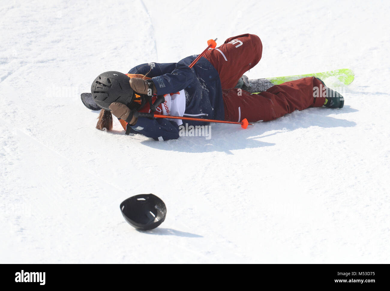 Stati Uniti d'America's Maddie Bowman prende una pesante caduta del Ladies Ski Halfpipe finale al Phoenix Snow Park durante il giorno undici del PyeongChang 2018 Giochi Olimpici Invernali in Corea del Sud. Foto Stock