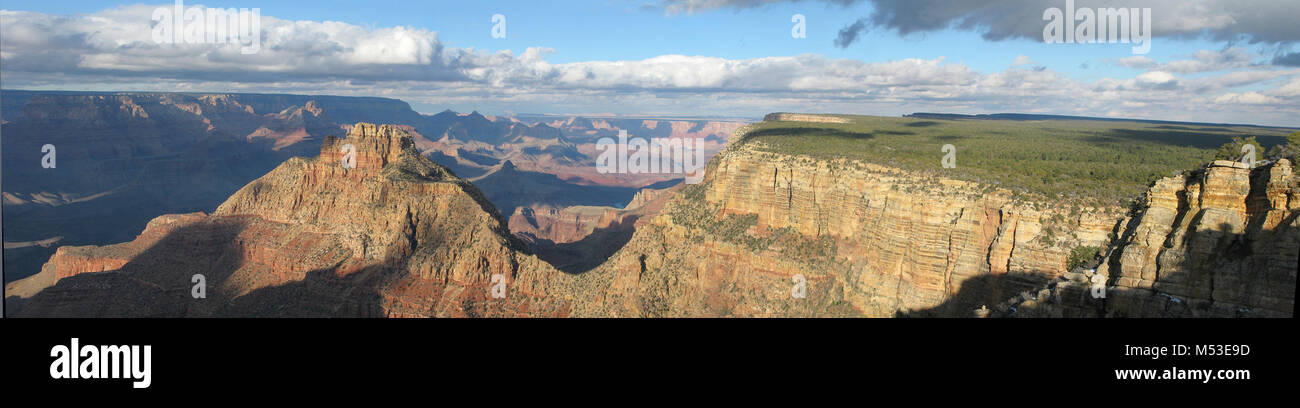 Grand Canyon NP Desert View Drive -p. Desert View Drive è un itinerario panoramico a est del Grand Canyon villaggio sul bordo sud che segue il cerchio per 25 miglia (40 km) fuori alla vista del deserto torre di avvistamento e Ingresso Est. Lungo la strada, sei sviluppato canyon di punti di vista, quattro aree per picnic e cinque pullouts non marcati sono accessibili con veicoli privati, in aggiunta a Tusayan rovina e Museo. Coronado Butte è sul Foto Stock