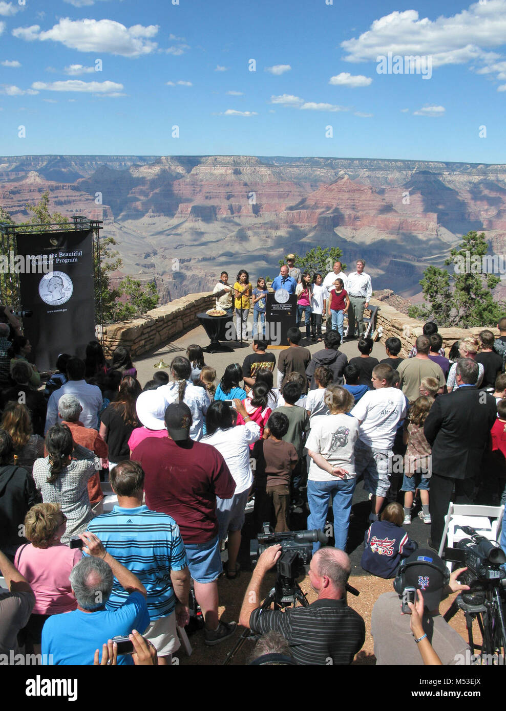 Grand-Canyon-quarter-mq-grcapg. Greg Caino e rappresentanti del 7° grado classe di Grand Canyon School portano il pegno. Parco Nazionale del Grand Canyon la scuola dei bambini, parco residenti e il pubblico in generale assistere al lancio ufficiale del quarto moneta in America il bellissimo quartiere ® programma, il Parco Nazionale del Grand Canyon di quarto di dollaro. La cerimonia si è svolta il 21 settembre 2010 sulla Scenic South Rim di Grand può Foto Stock