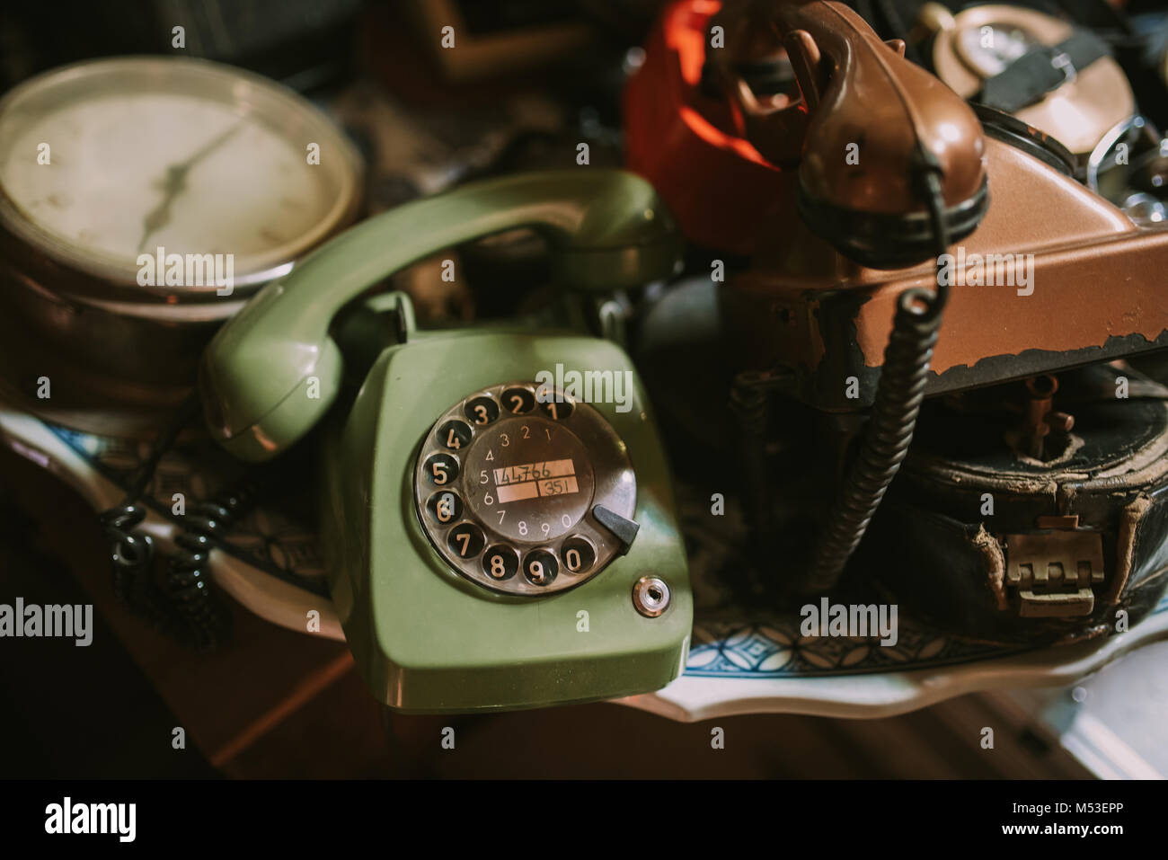 Storico di telefoni Vintage sul negozio di antiquariato. Foto Stock