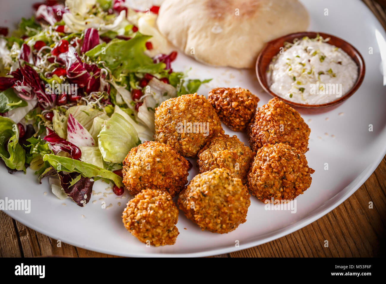 Falafel, fritte palline di ceci macinati con salsa tahini e lattuga Foto Stock