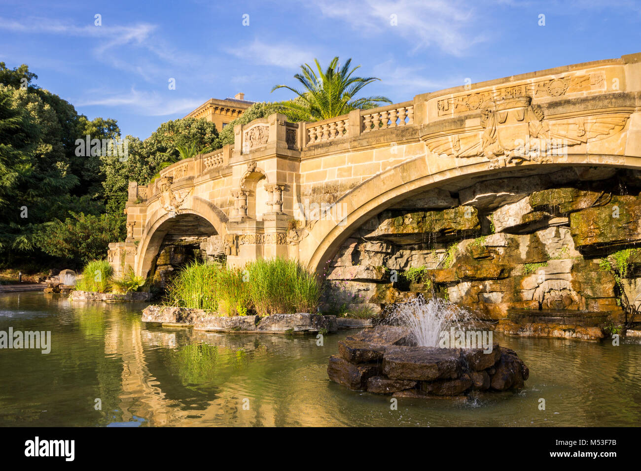 Bella Fontana vicino alla Spianata di Metz e Boulevard Poincare al tramonto. Metz, Lorena, Francia Foto Stock