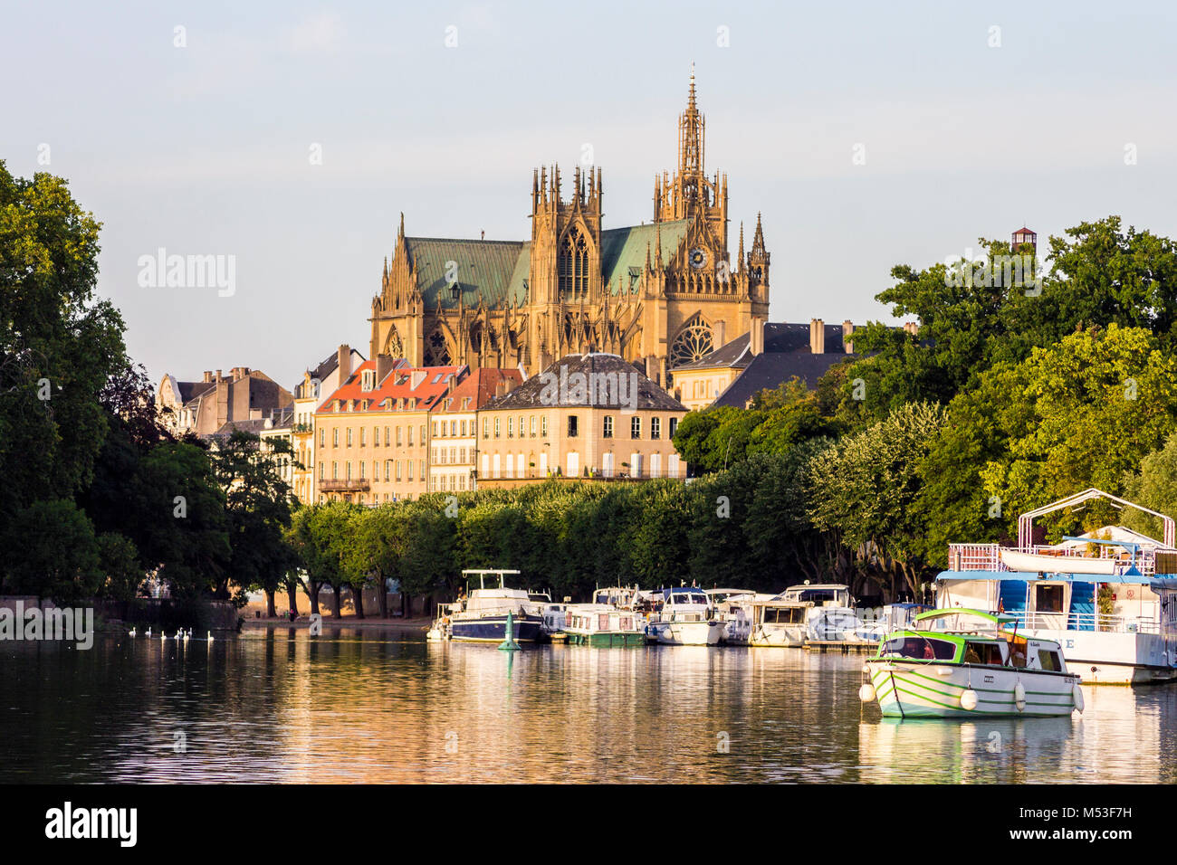 Cattedrale di Metz visto da lontano dal piano d'Eau, con le imbarcazioni del porto du Quai Des Regates in primo piano Foto Stock