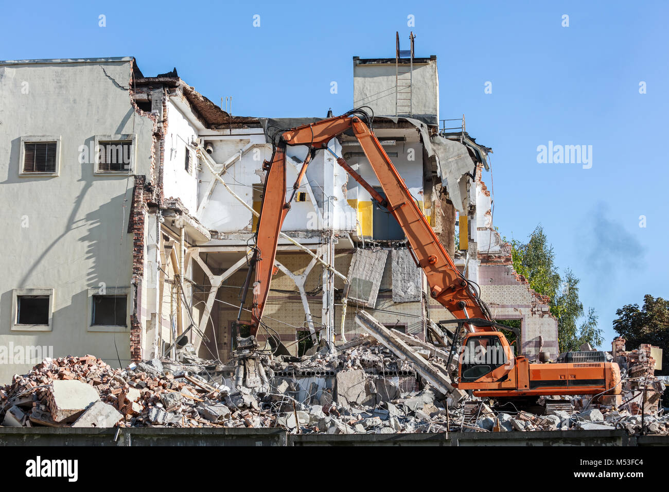 Escavatore idraulico con ganasce di frantumazione e di calcestruzzo costruzioni di metallo Foto Stock