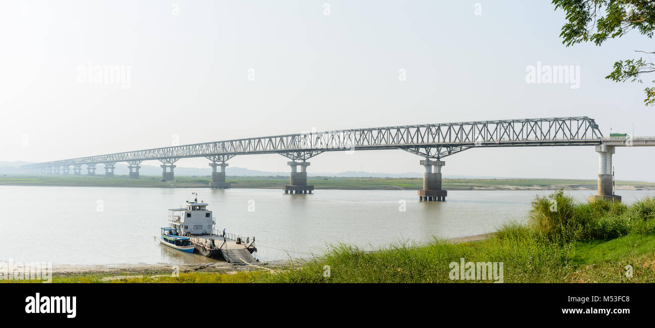 Moderno ponte a Magway, Myanmar. Si tratta di congiunzione tra Minbu e Magway township, oltre il fiume Irrawaddy. Nome ponte è "Ponte di Irrawaddy (Magway) Foto Stock