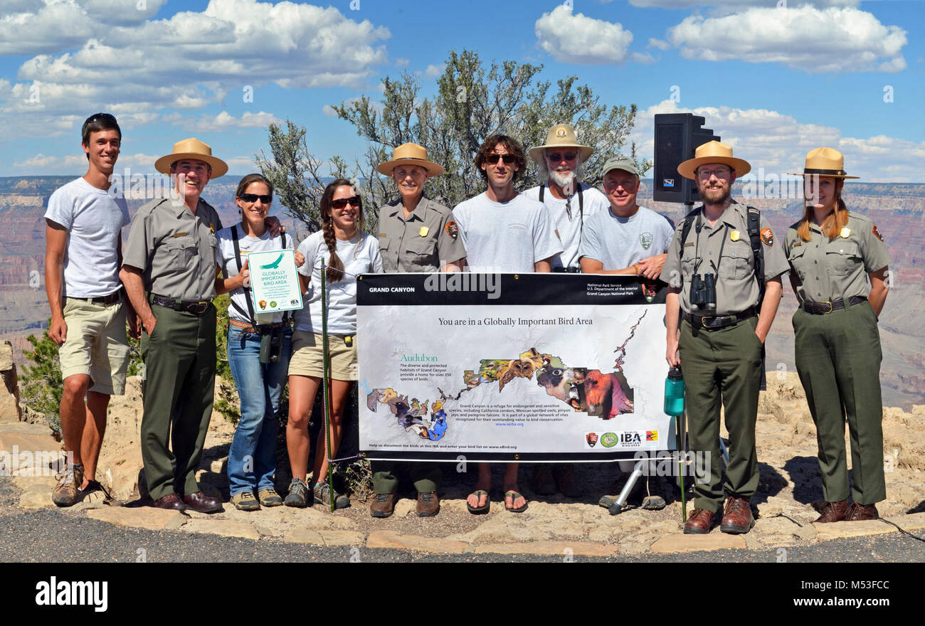 La dedizione del Parco Nazionale del Grand Canyon come globalmente importante. Il Sabato, Settembre 13, 2014, il Parco Nazionale del Grand Canyon dedicato il parco come un Globally Important Bird Area come parte del suo settimo annuale di celebrare la Giornata della fauna selvatica. La designazione è venuto circa parzialmente attraverso lo sforzo di questo gruppo del Parco Nazionale del Grand Canyon i dipendenti e i volontari. La cerimonia per Globally Important Bird Area designazione ha avuto luogo a Yaki Point a 1:30 pm. Partecipanti all'evento hanno potuto visitare con i volontari HawkWatch seguito immediato alla cerimonia. Globalmente Important Bird Areas Foto Stock