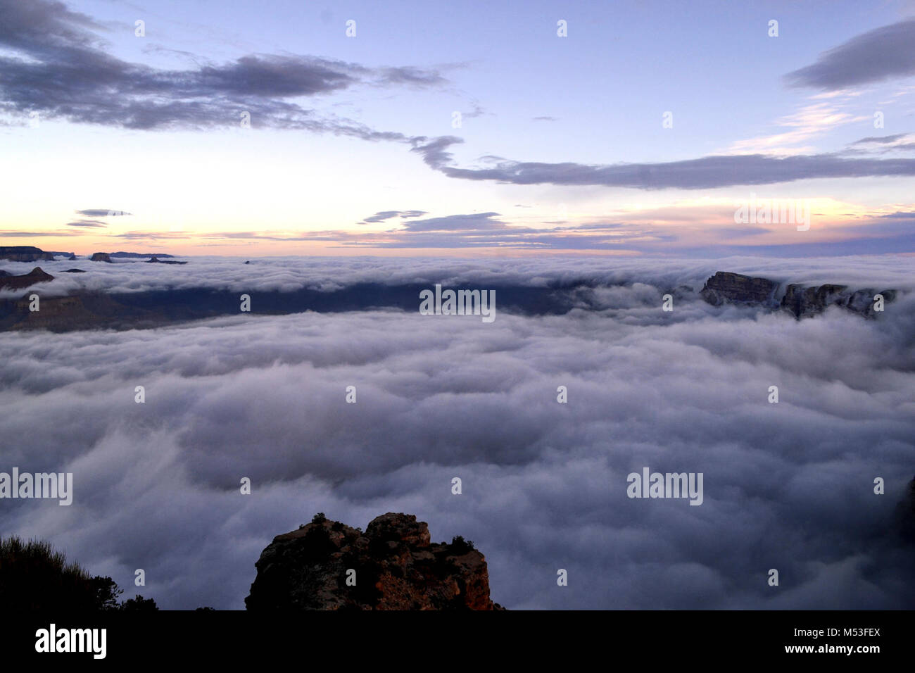 Parco Nazionale del Grand Canyon 2014 inversione totale 0129. Totale inversione di cloud vicino a vista nel deserto, il Parco Nazionale del Grand Canyon, Venerdì, Dicembre 12, 2014. . Foto Stock