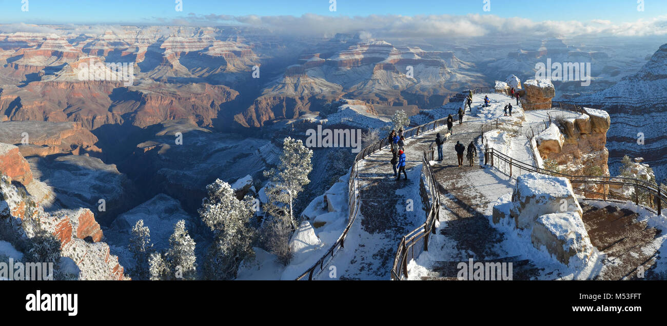 Nuovi anni di clearing Storm al Grand Canyon, la mattina del. Il nostro nuovo e spettacolare anni tempesta cancellata fuori questa mattina. La vista è da Mather Point sul bordo sud del Parco Nazionale del Grand Canyon. Ci aspettiamo un trend di riscaldamento di questo fine settimana, in modo da non prendere a lungo per la neve verso il basso nel canyon per fondere. Foto Stock