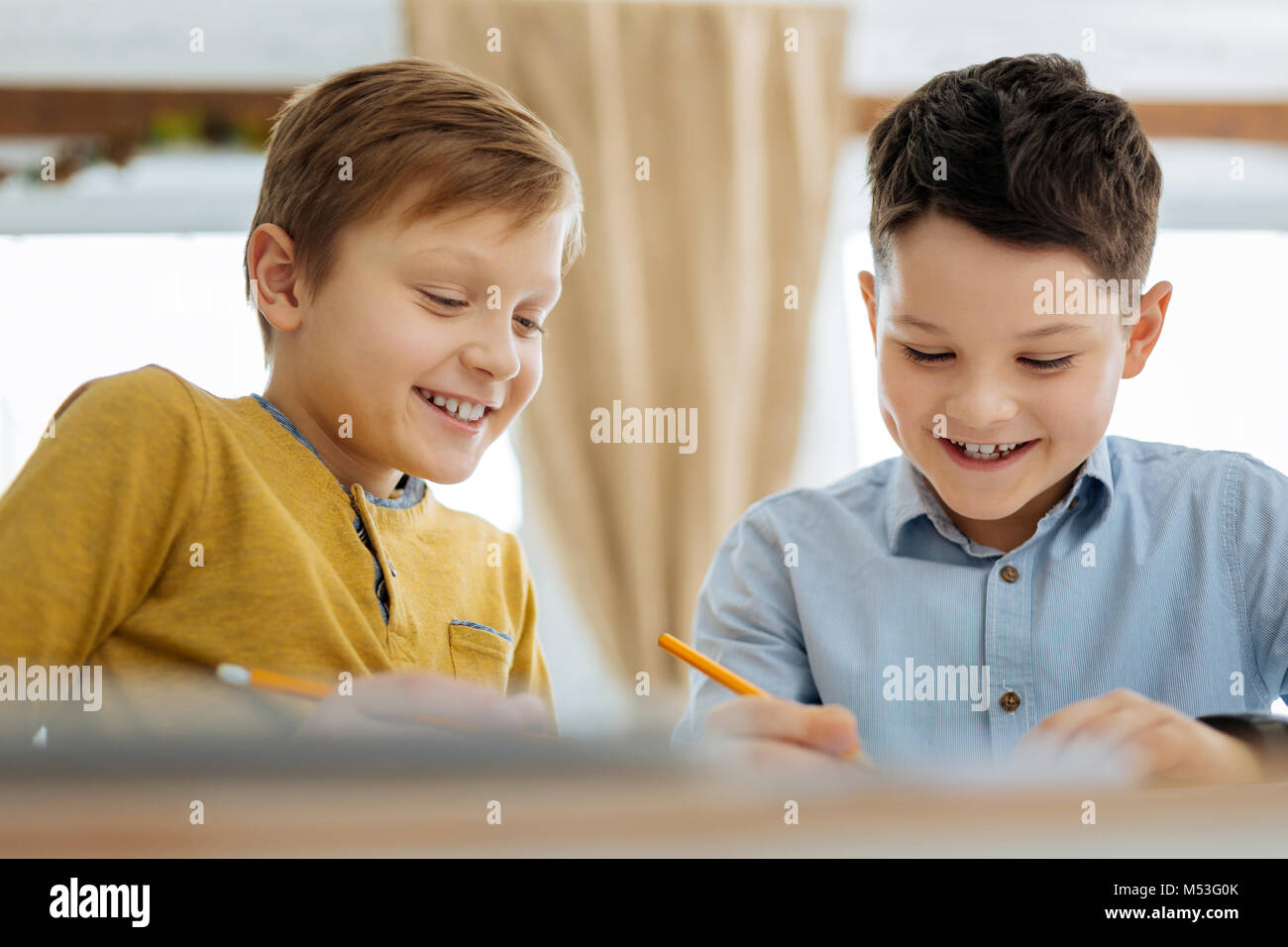 Felice di pre-teen boys insieme di disegno Foto Stock