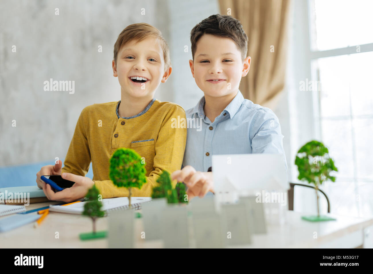 Happy boys in posa mentre si lavora sul progetto ecologia Foto Stock