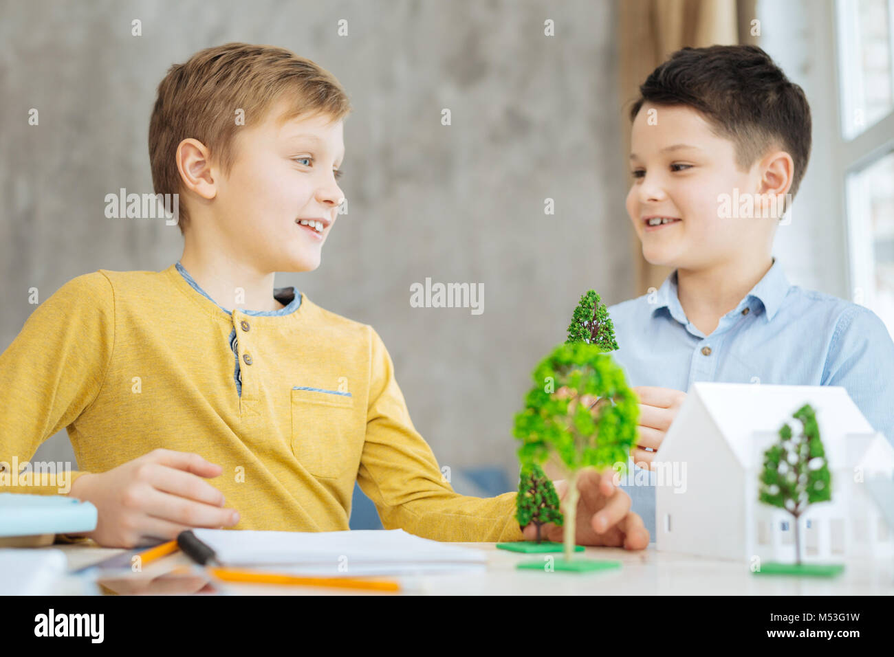 Allegro pre-teen ragazzi a discutere il loro progetto ecologia Foto Stock