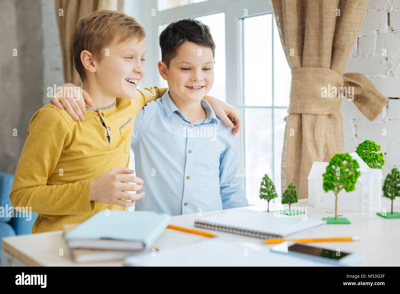 Upbeat boys contemplare il risultato finale del loro progetto ecologia Foto Stock