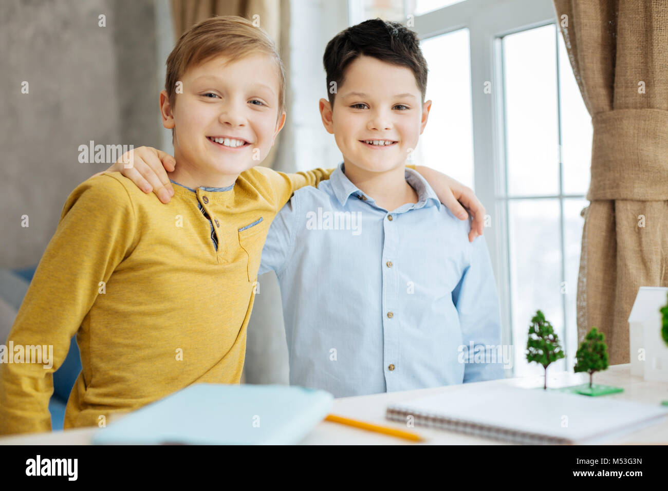Happy boys in posa dopo aver lavorato su comuni progetto ecologia Foto Stock
