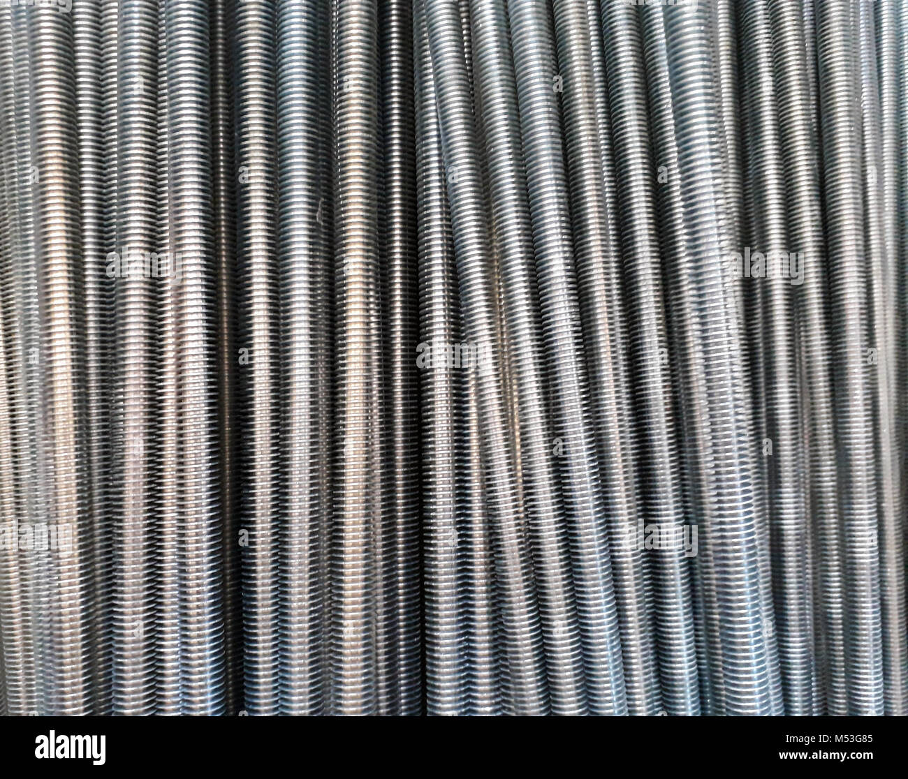 Una serie di tondini di acciaio filettati, può essere utilizzato come sfondo Foto Stock