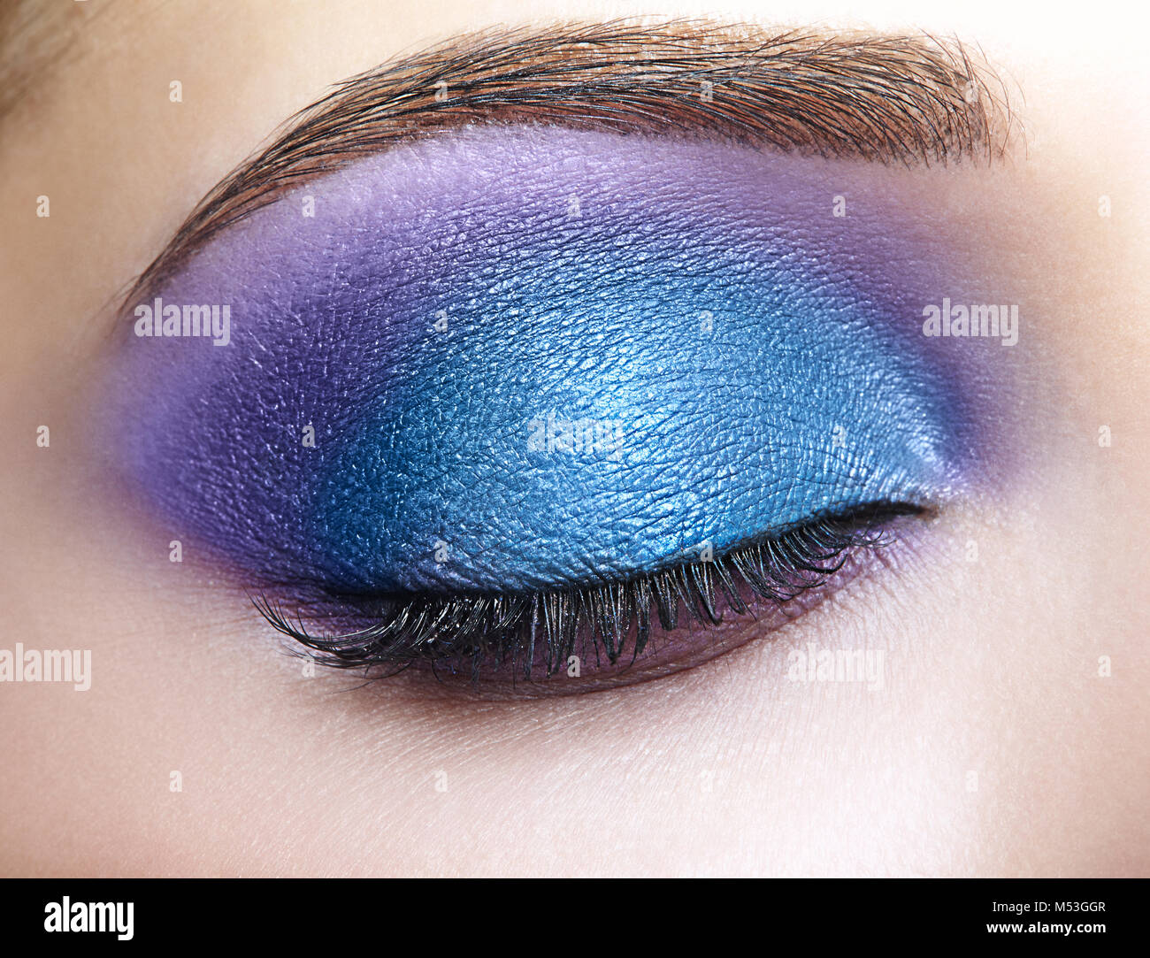 Closeup colpo di chiuso occhio femmina con blu e viola trucco Foto Stock