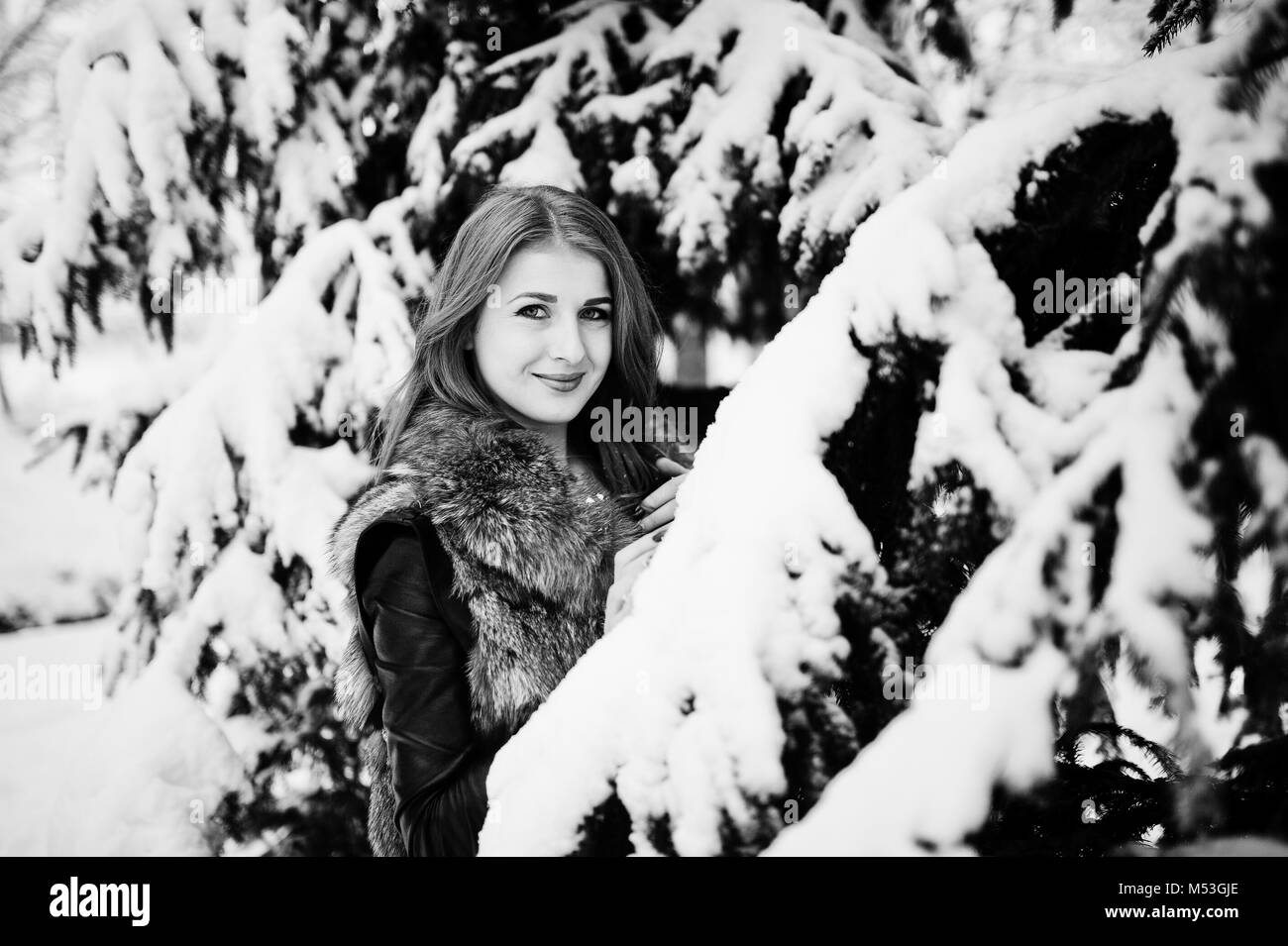 Dai Capelli rossi ragazza in pelliccia a piedi di inverno parco innevato. Foto Stock