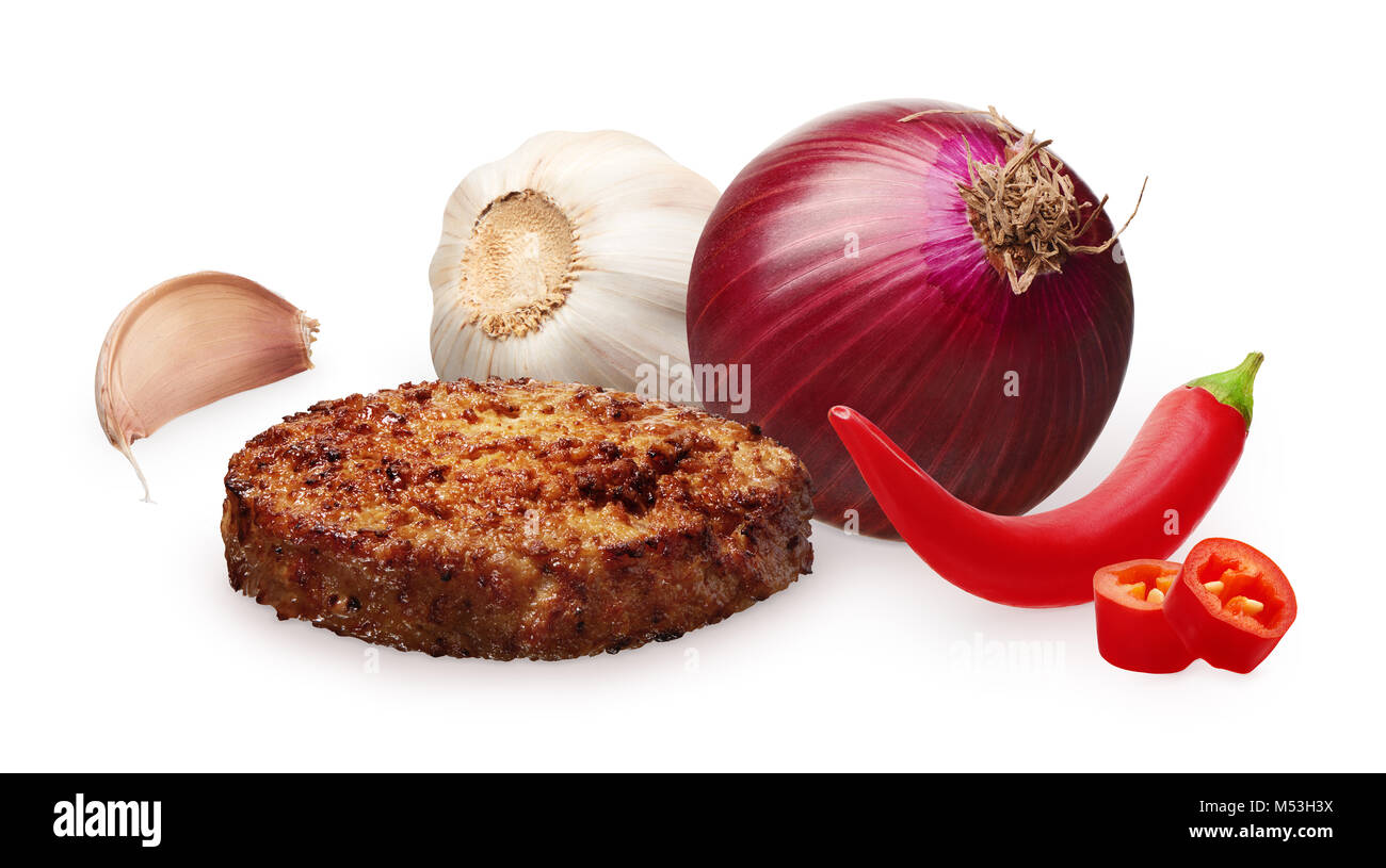 Hamburger grigliati, rosso cipolla, peperoncino piccante con due pezzi tritato e aglio con chiodi di garofano isolati su sfondo bianco Foto Stock