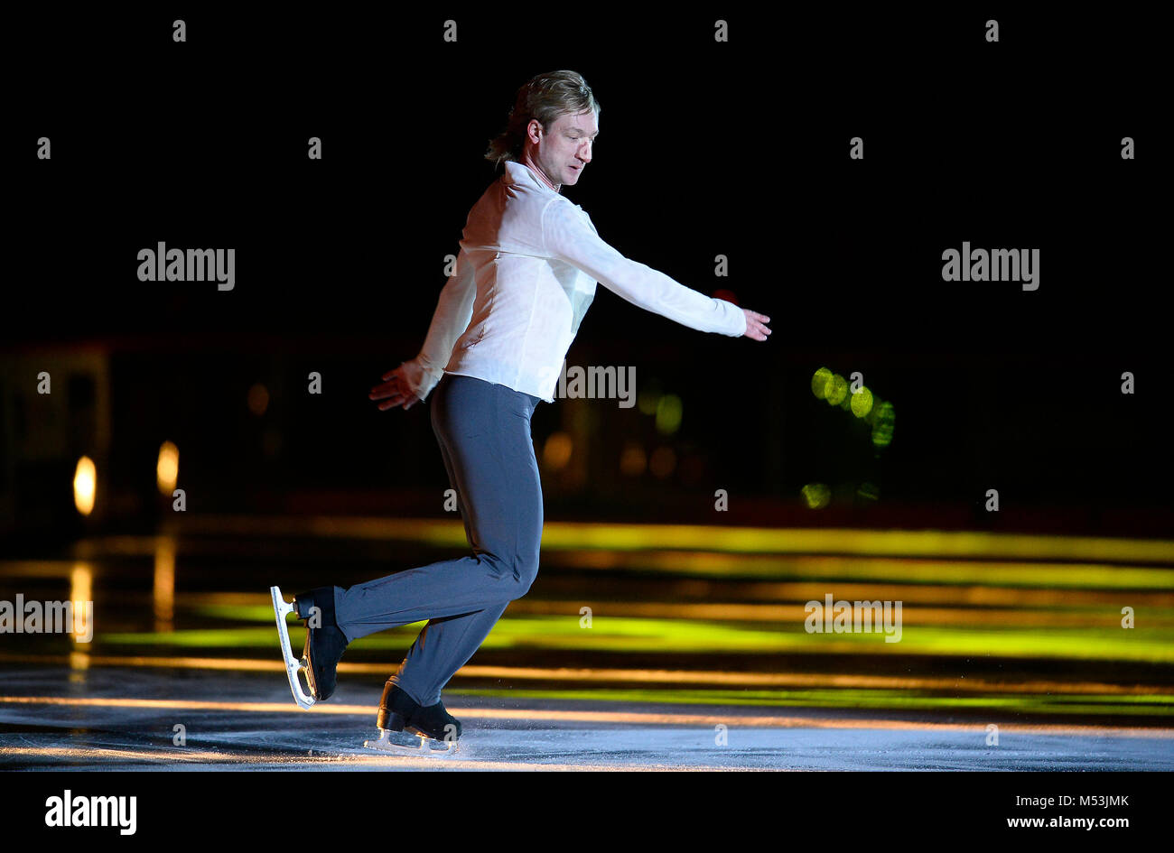 Varsavia, Polonia - 27 febbraio 2016:re su ghiaccio pattinaggio di figura jump visualizza realizzato da Evgeni Plushenko e la vita la musica da Edvin Marton vincitore del premio Emmy per il wor Foto Stock