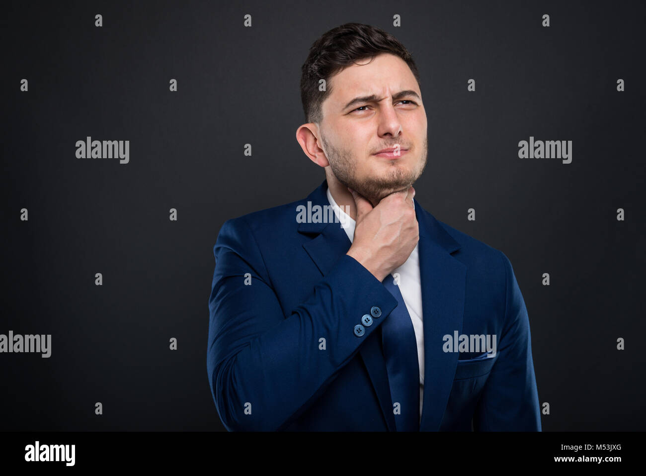 Giovani manager sensazione di malessere e avente un mal di gola causato da influenza Foto Stock