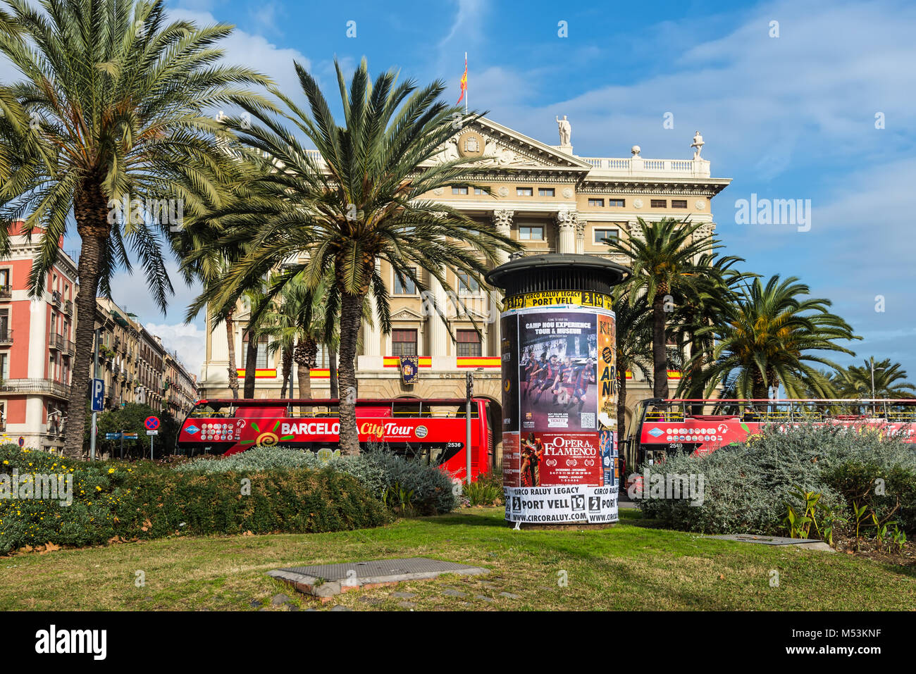 Barcellona, Spagna - 5 Dicembre 2016: Pubblicità colonne o colonne di Morris con cartelli sulla strada nel Port Vell di Barcellona, Spagna. Foto Stock