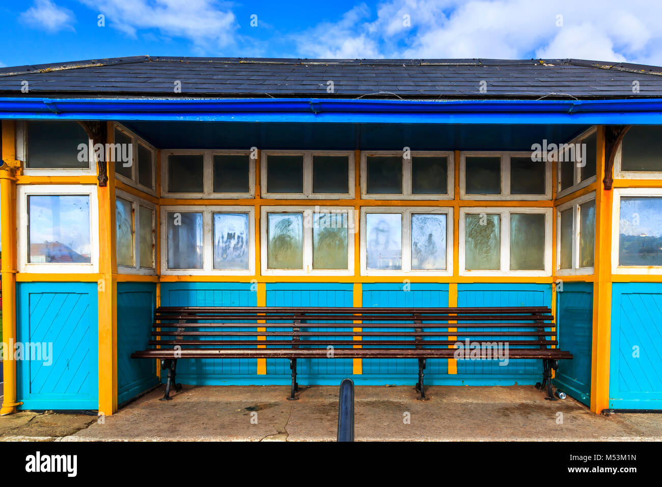 Un rifugio sulla passeggiata lungomare a Paignton in South Devon, Regno Unito. Foto Stock Un rifugio sulla passeggiata lungomare a Paignton in South Devon, Regno Unito. Foto Stock