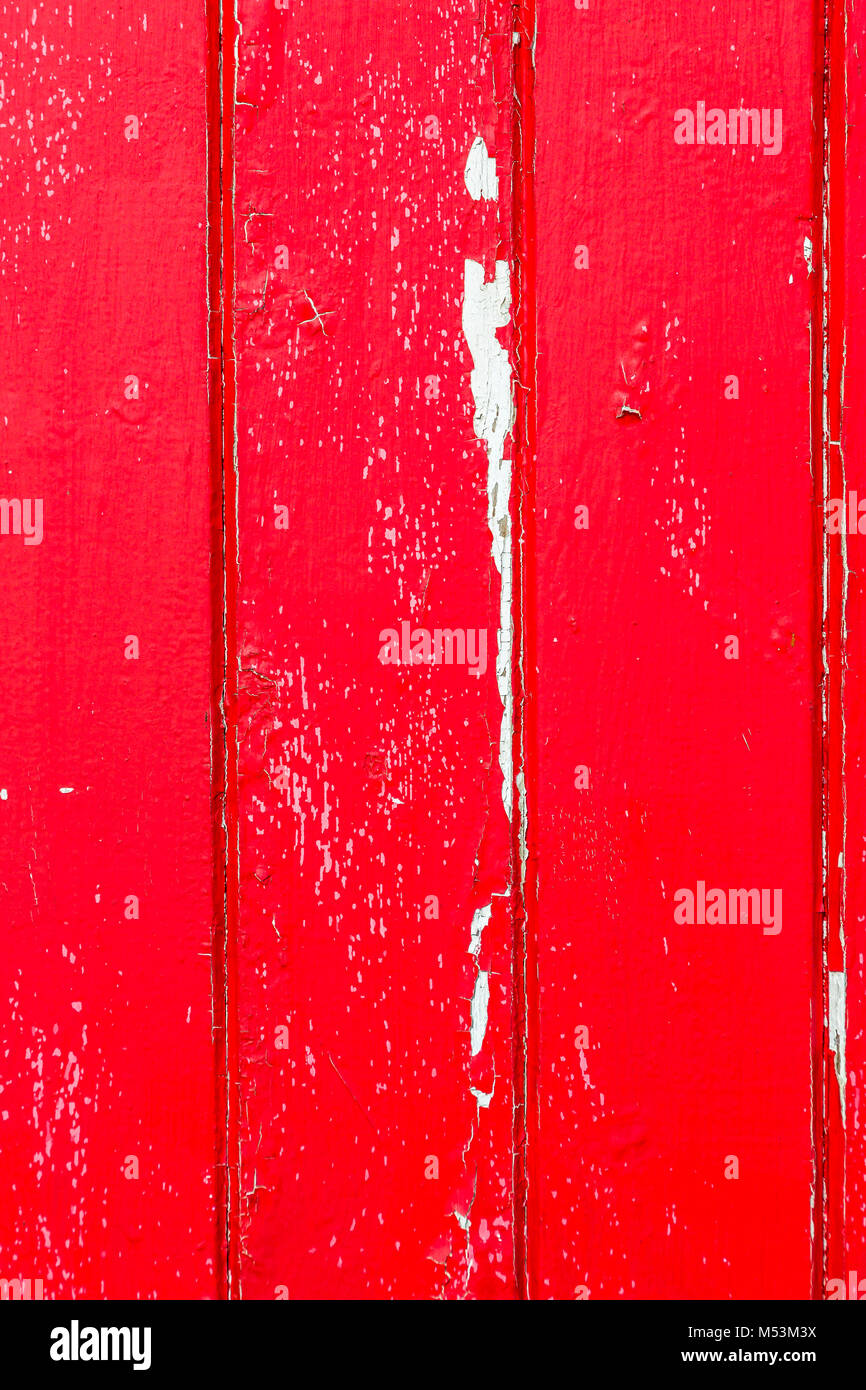 Rosso brillante la vernice si sfoglia a causa delle condizioni meteo. Foto Stock