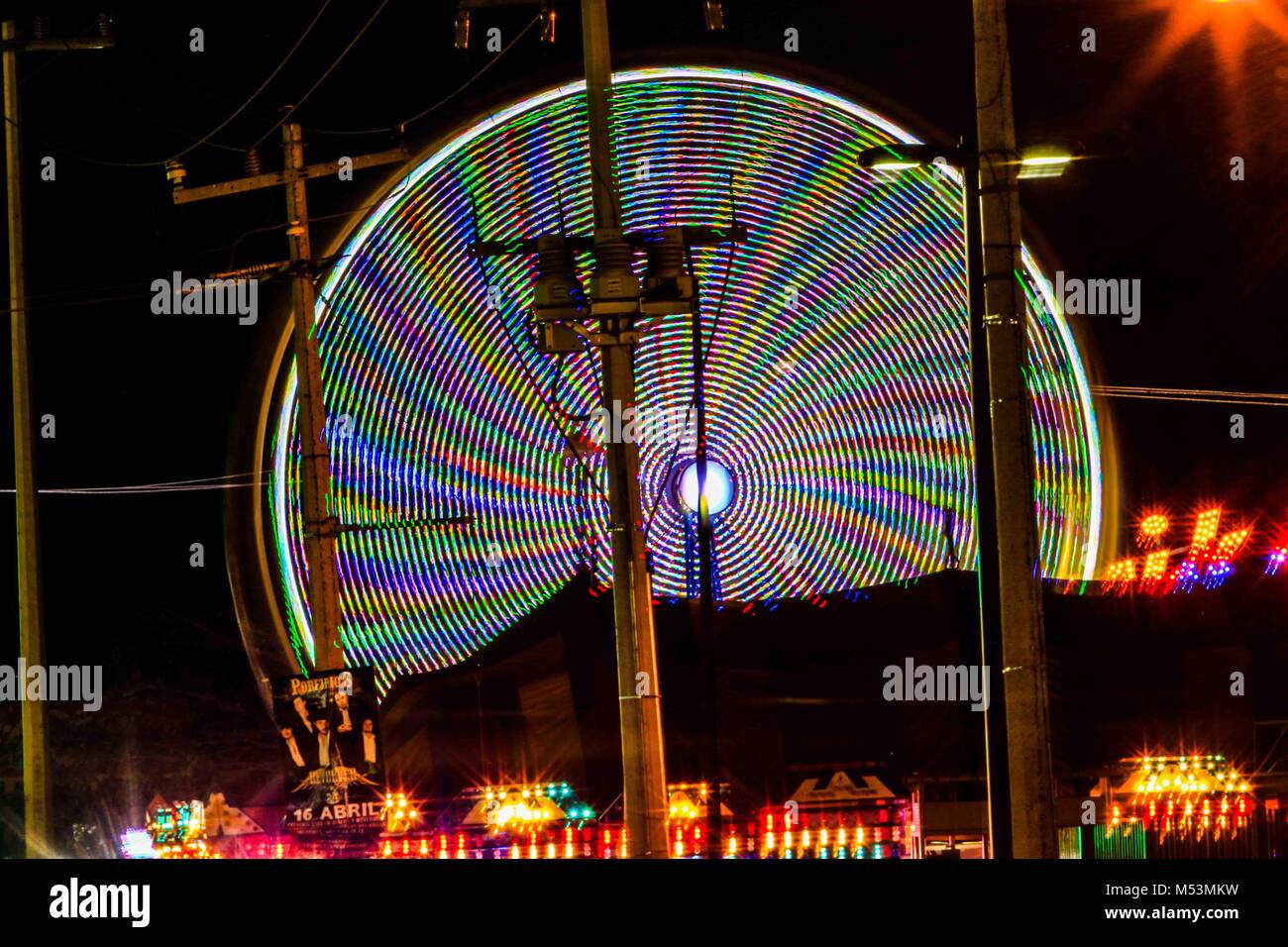 Luces en movimiento de Rueda de la fortuna. Feria popolare, juegos mecánicos. (Foto: LuisGutierrez/NortePhoto.com) pclaves: Luces de noche, luces Foto Stock