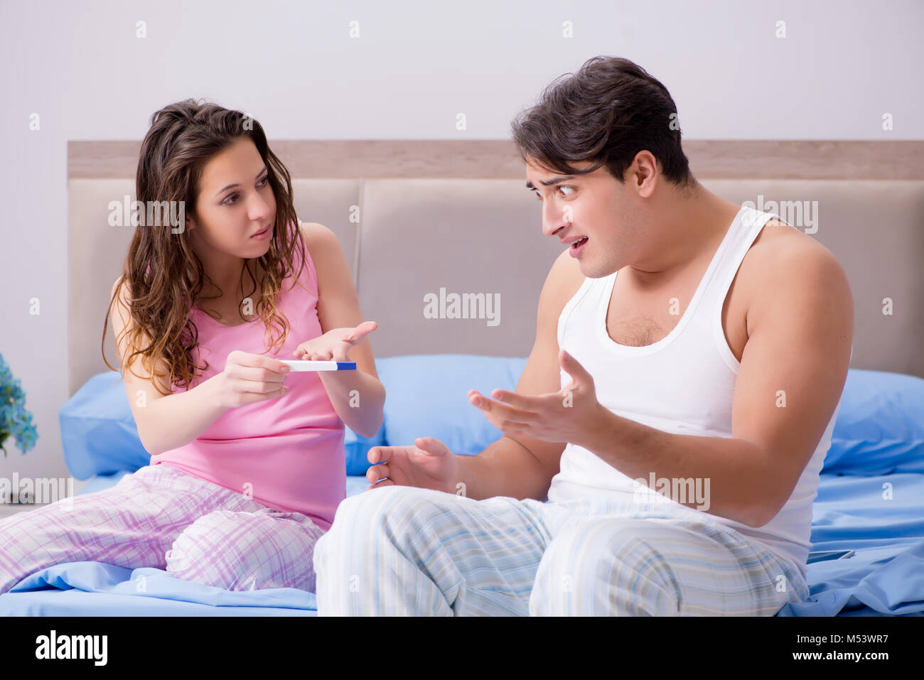 Famiglia giovane con la gravidanza i risultati dei test Foto Stock
