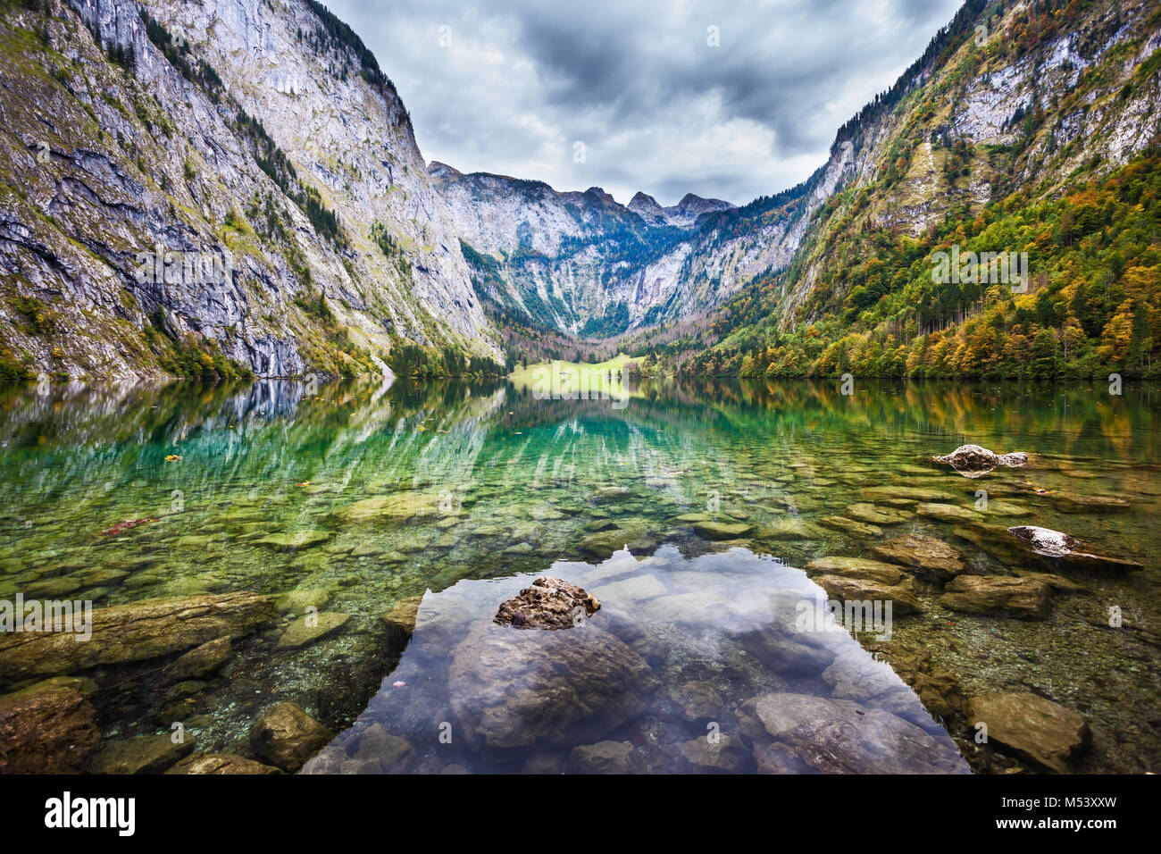 Gli effetti di illuminazione sul lago Foto Stock