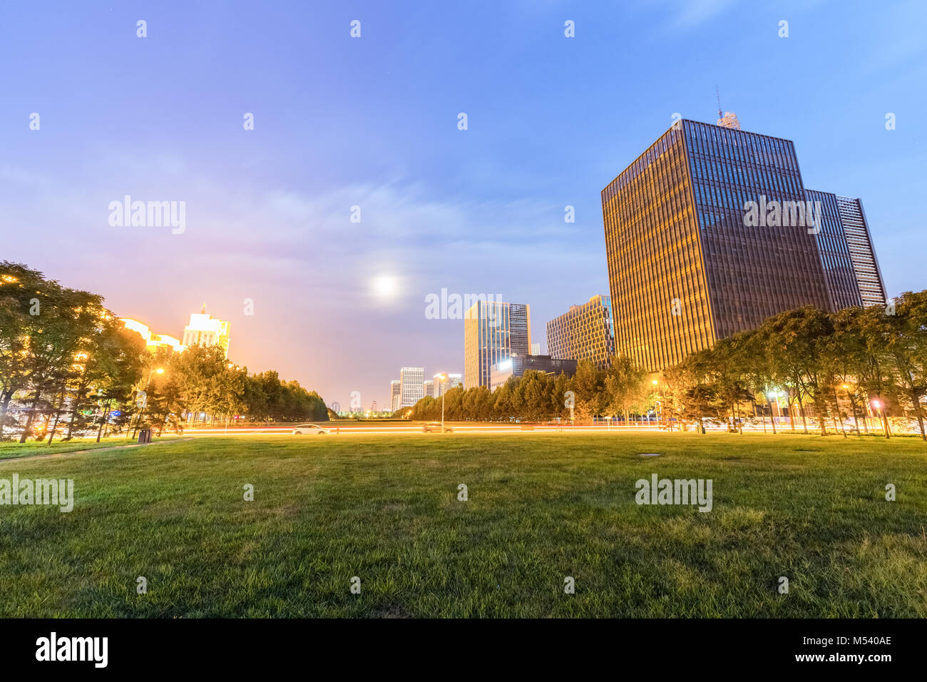 Edifici moderni con prato di notte Foto Stock