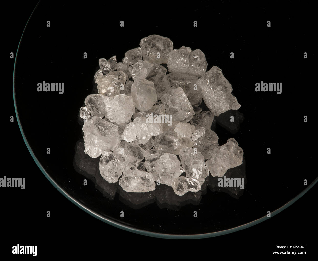 Allume di ammonio (ammonio solfato di alluminio) cristalli. Foto Stock