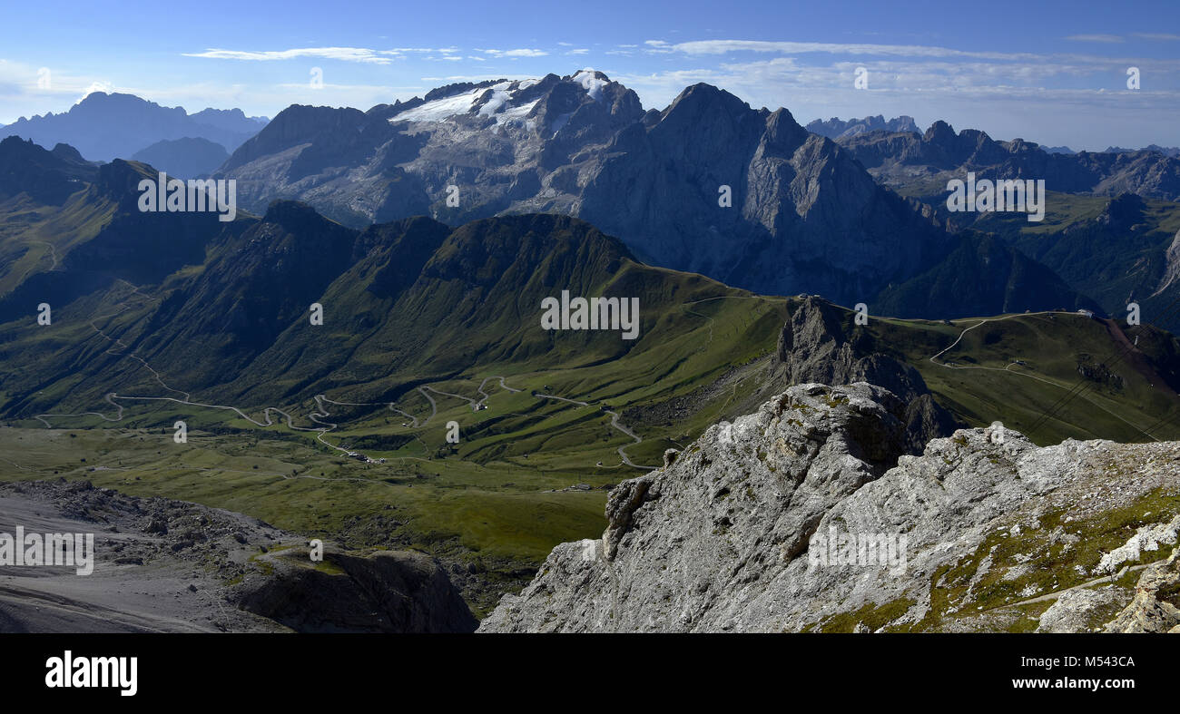 Alpi dolomitiche; Alto Adige; Italia; Gruppo Sella e Marmolada vista Foto Stock