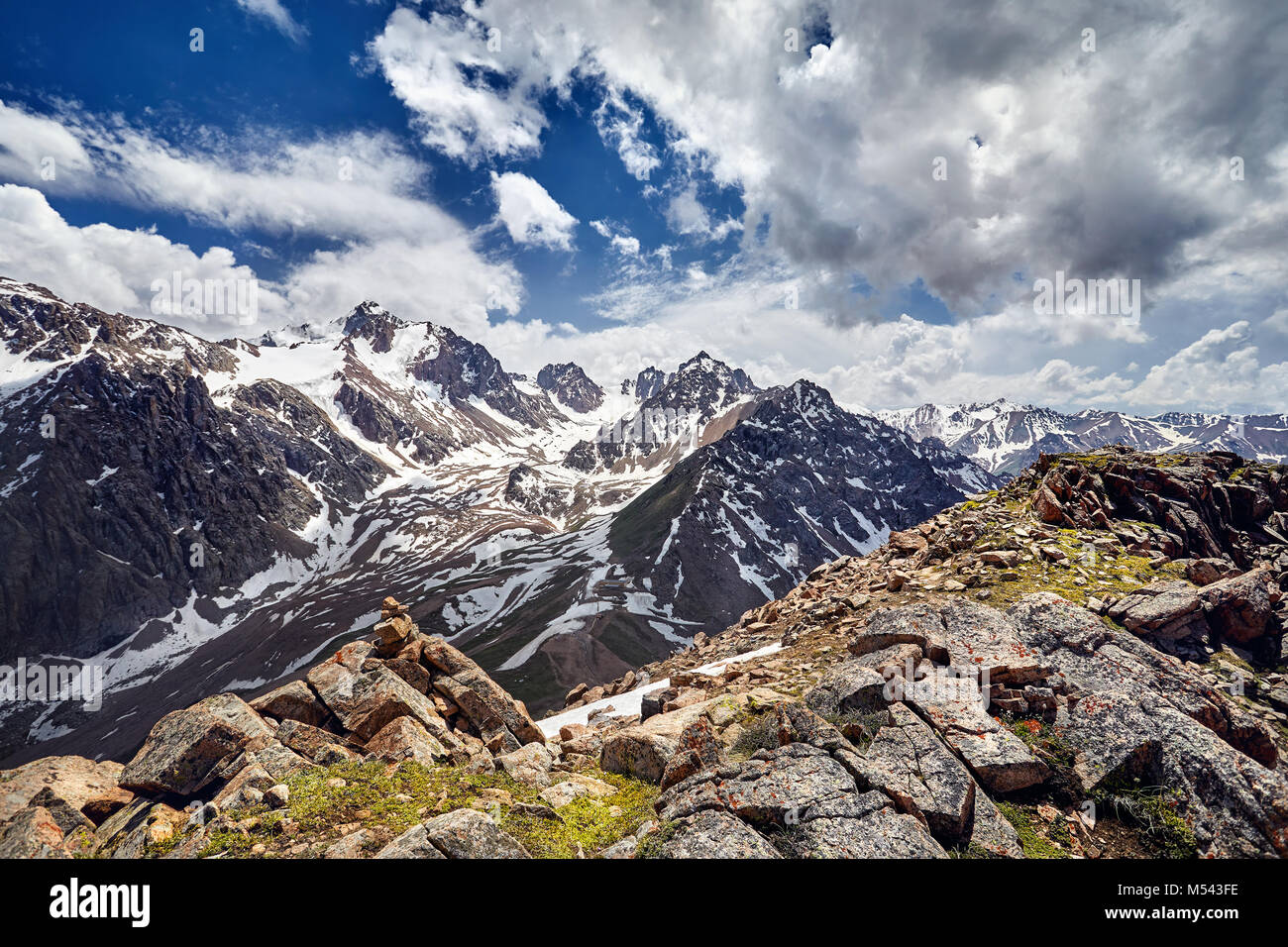 Paesaggio di montagne innevate con nuvoloso tempestoso sullo sfondo del cielo Foto Stock