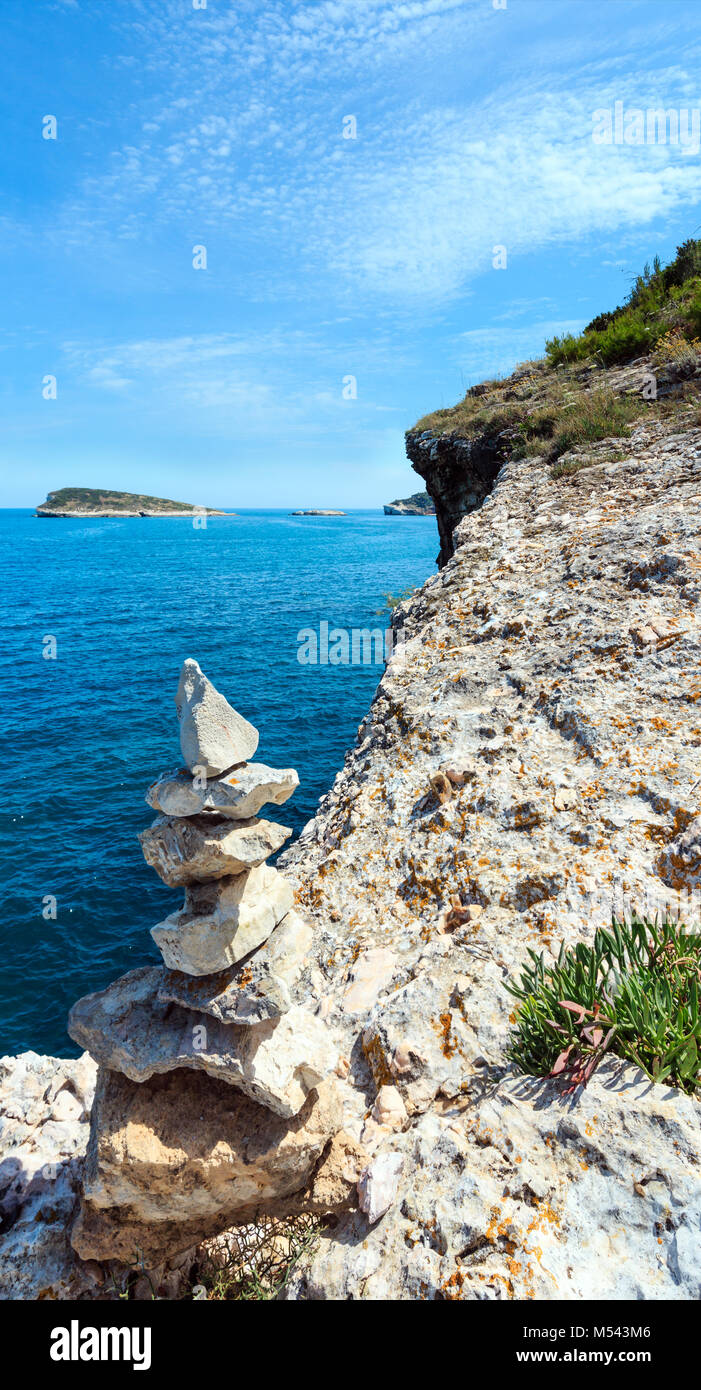 Estate Mare rocciosa costa, Gargano in Puglia, Italia Foto Stock