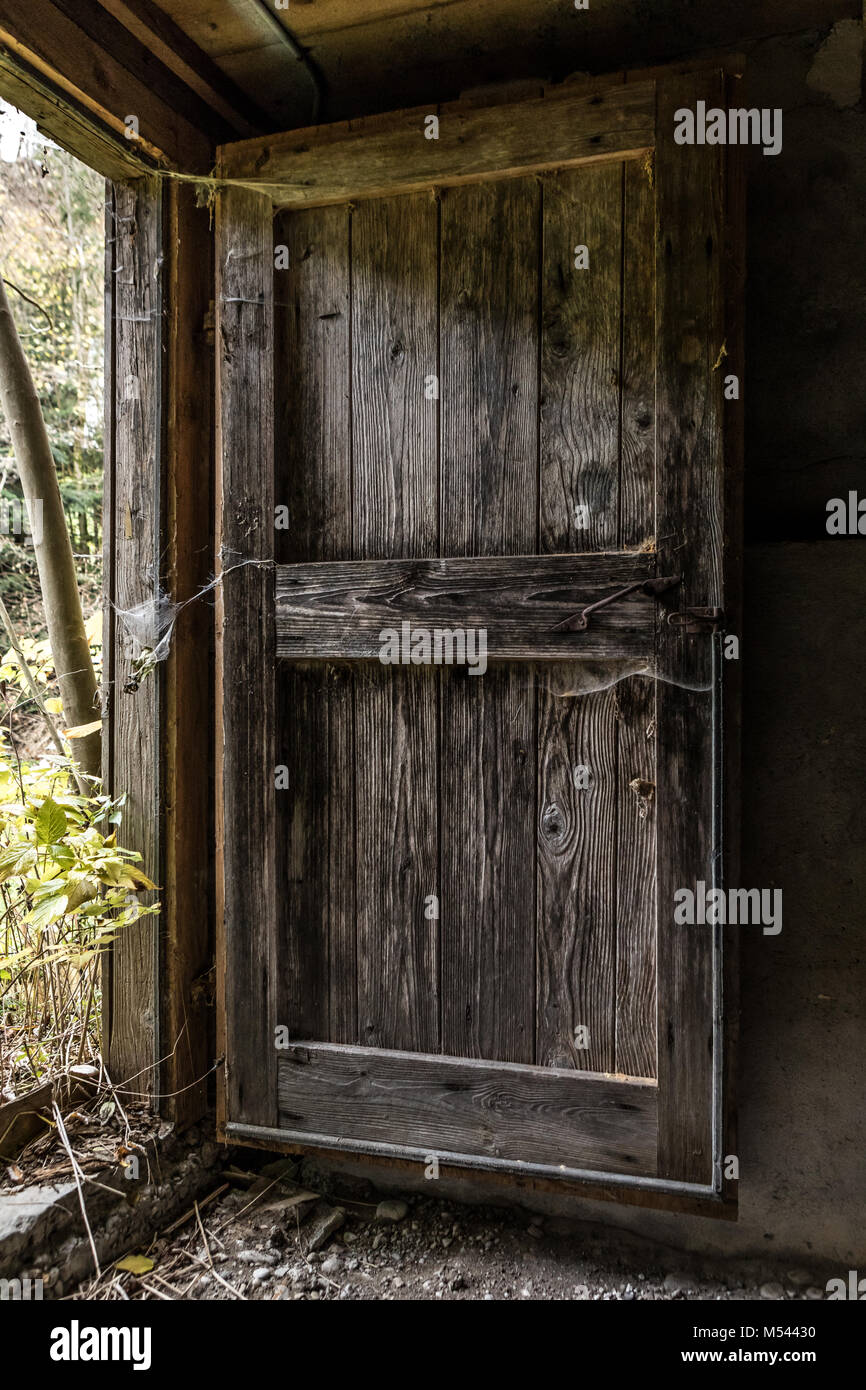 Vecchia porta di legno in una casa abbandonata - Hai perso il posto Foto Stock