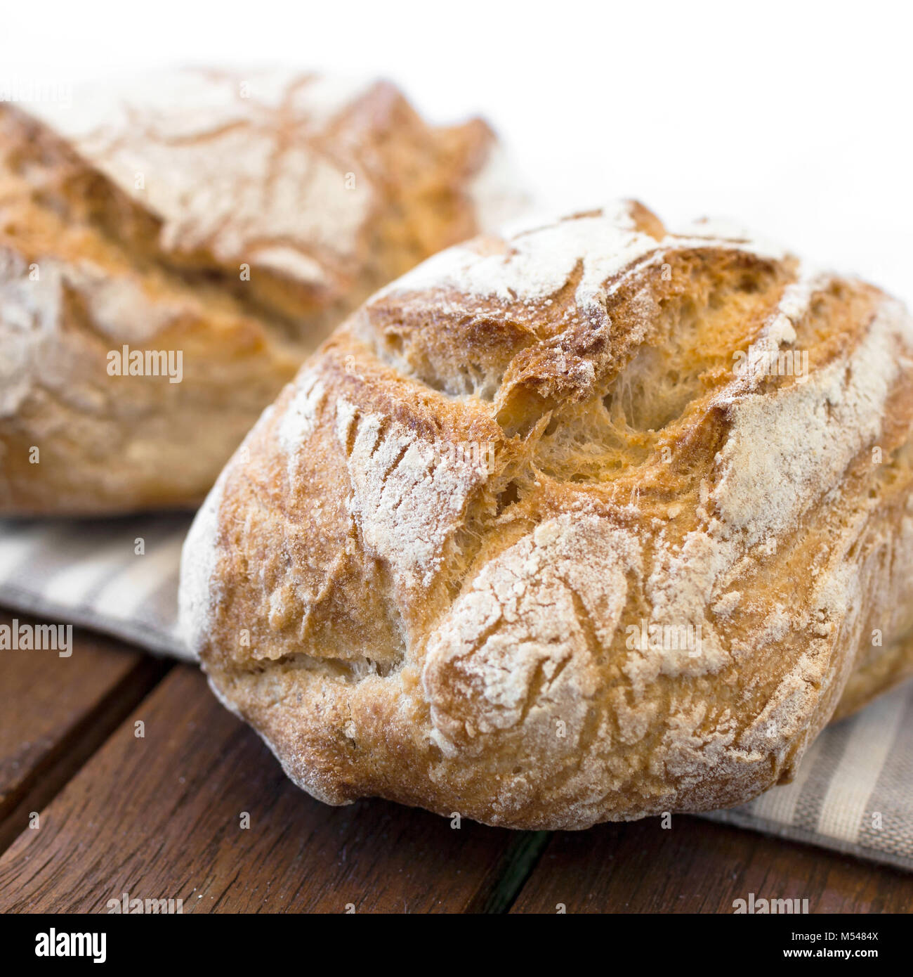 Il pane fatto in casa sul tavolo Foto Stock