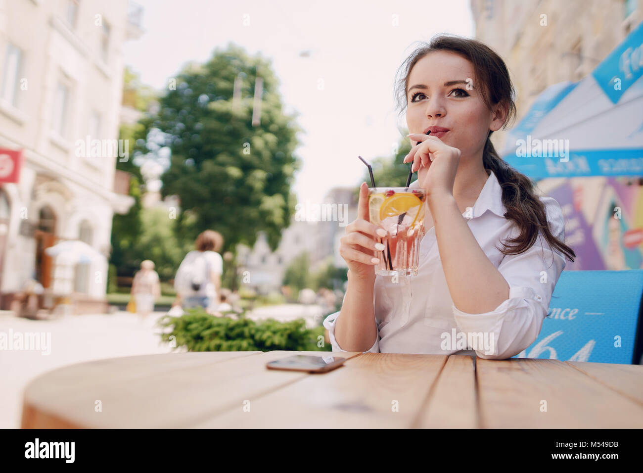 Business donna gode di gadget Foto Stock