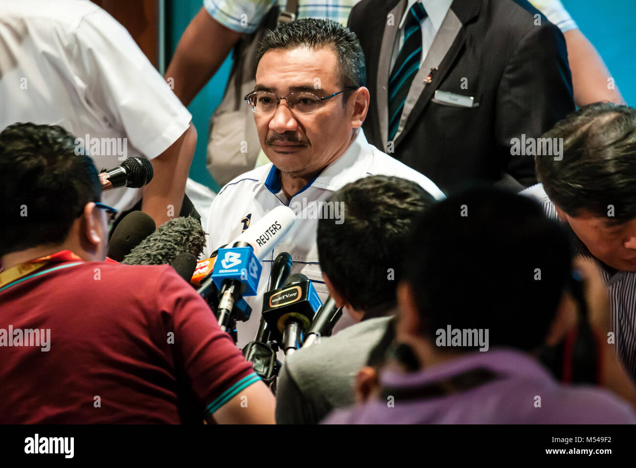 Kuala Lumpur, Malesia. 9 Marzo, 2014. Media giornalisti e troupes televisive rush verso Dato Sri Hishammuddin per MH370 Aggiornamento. © Danny Chan Foto Stock