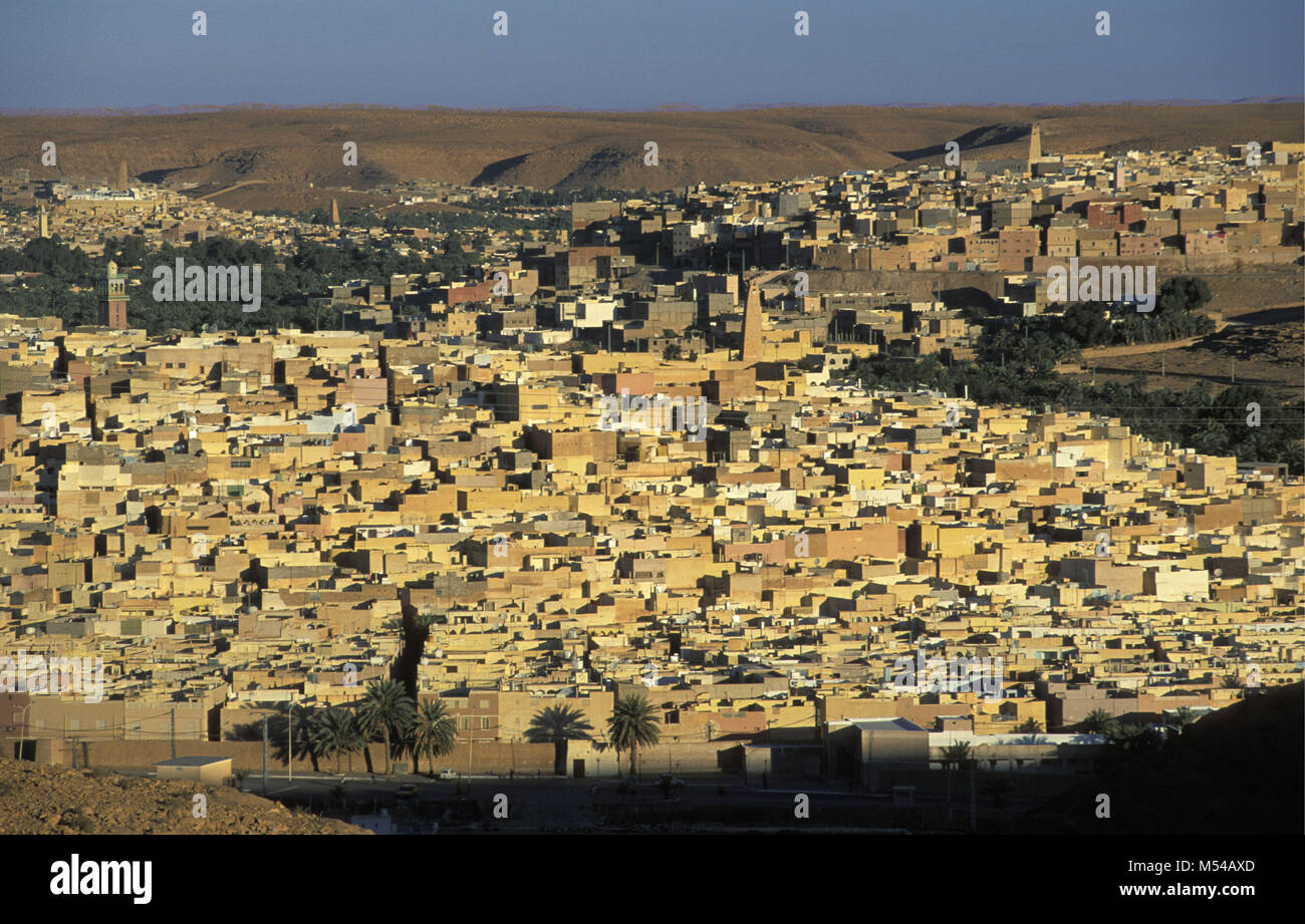 In Algeria. Ghardaia. Valle di Mzab. Deserto del Sahara. Oasi. Vista panoramica sulla città. UNESCO World Heritage Site. Foto Stock