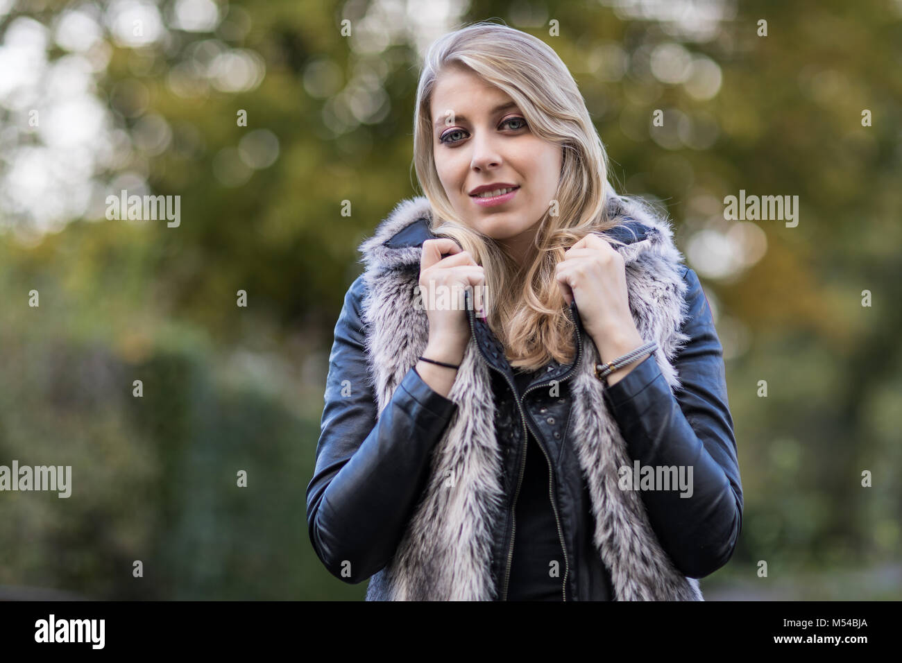 Ritratto di una giovane donna bionda Foto Stock