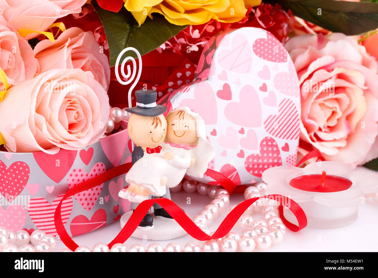 Rose colorate, sposa e il suo fidanzato, candela e confezione regalo chiudere l'immagine. Foto Stock