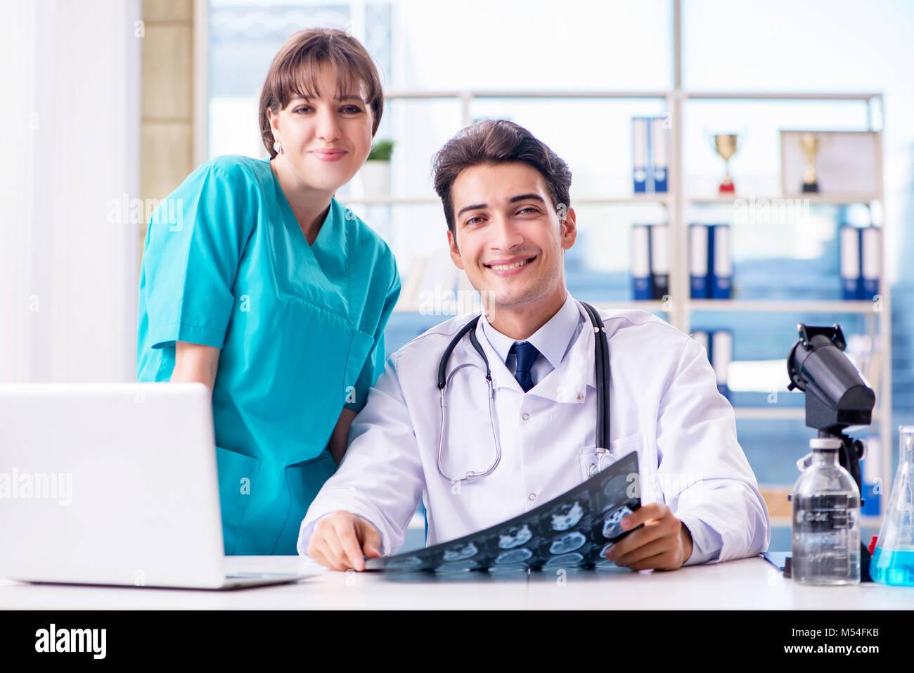 Due medici avendo discussioni in ospedale Foto Stock