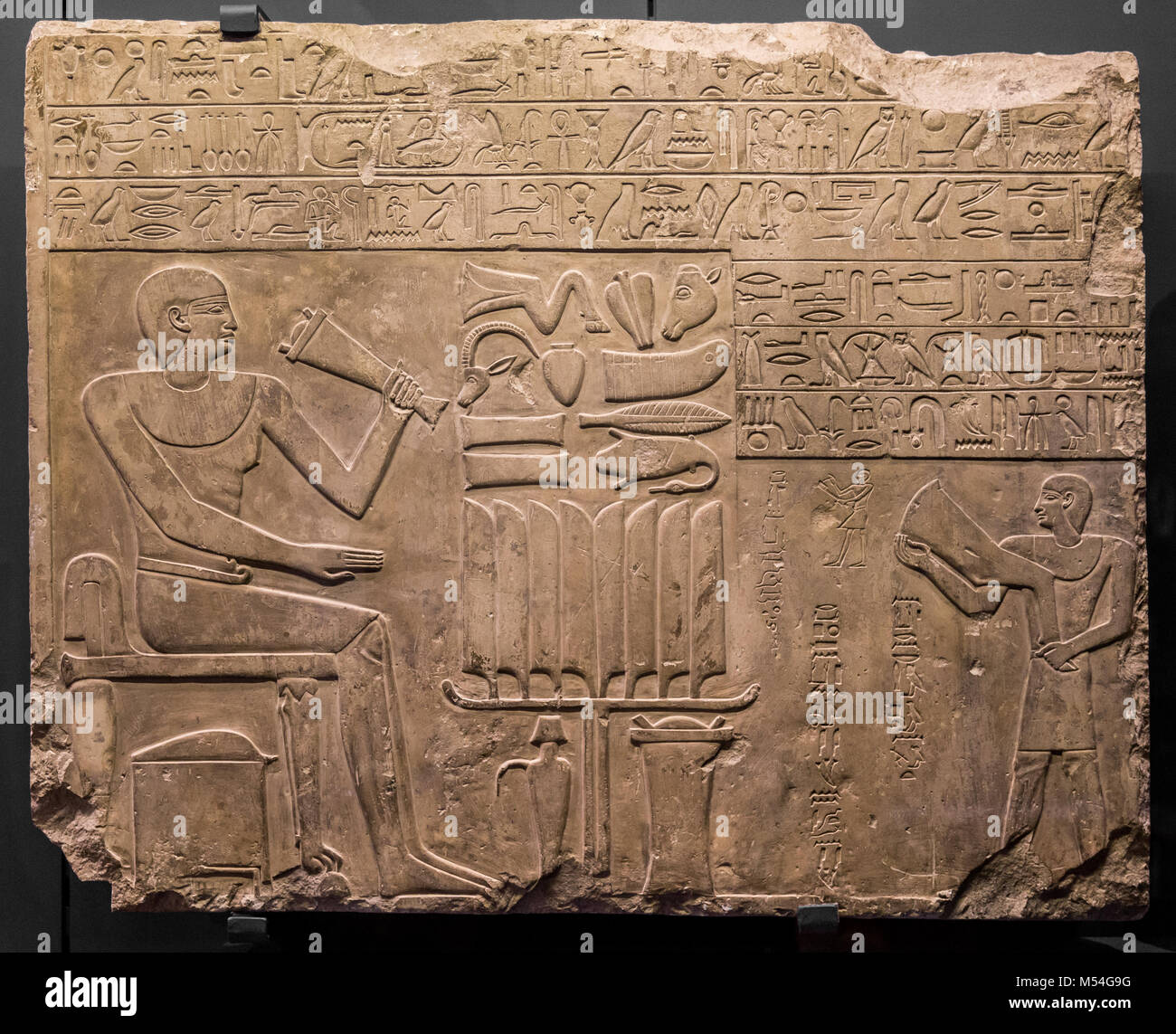Antico bassorilievo in pietra a Chnum tempio in Egitto. Foto Stock